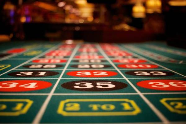 Explore Classic Slot Machines and Table Games Through オンラインカジノ Entertainment